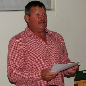 Voormalige voorsitter vir 10 jaar, Fanie Bothma, behandel vir oulaas sy Voorsittersverslag 